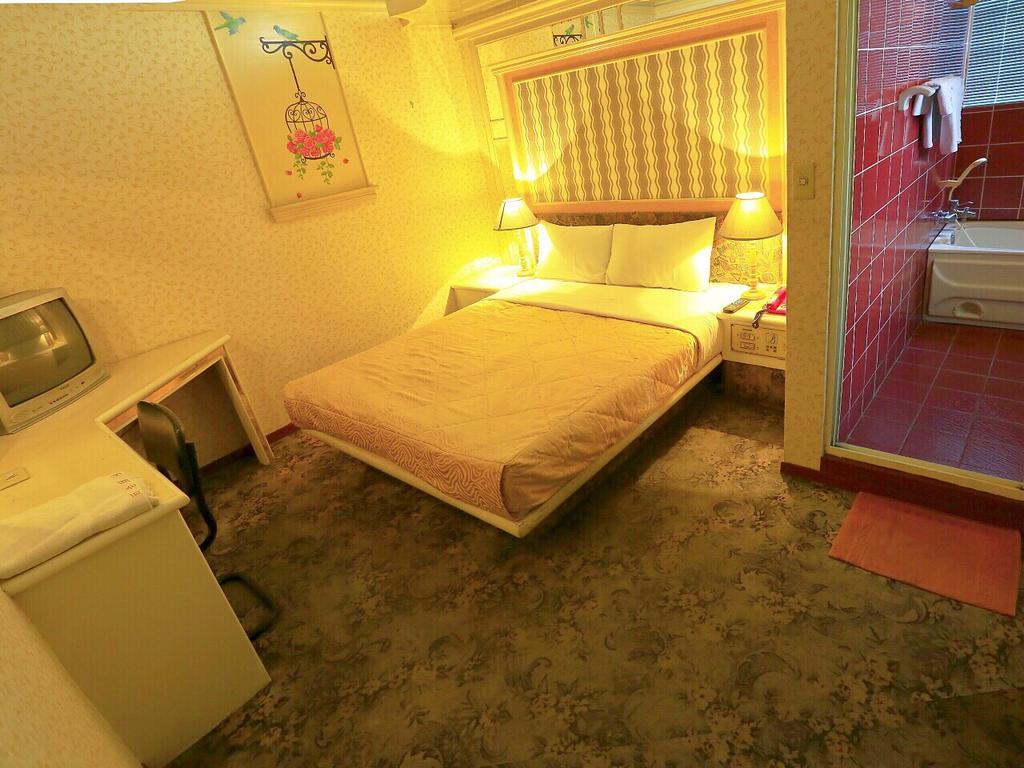 Broadway Hotel Тайчжун Экстерьер фото